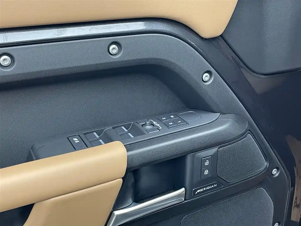 Land Rover Defender 2025 — фото 10