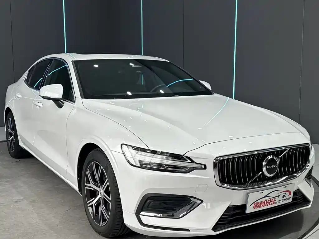 Volvo S60 2023 — фото 3