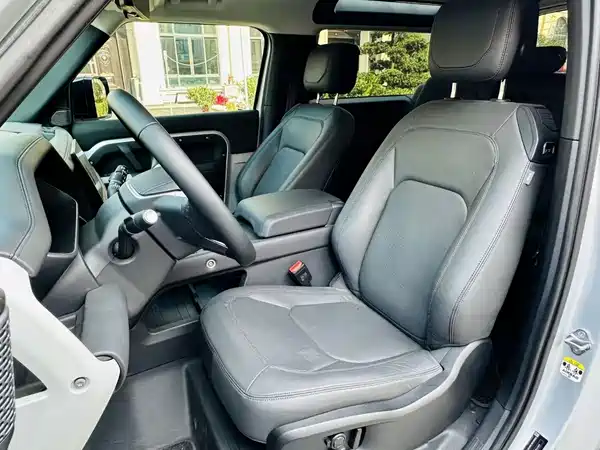 Land Rover Defender 2023