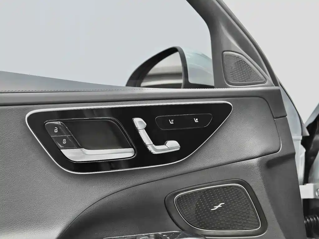 Mercedes-Benz C-Class 2024 — фото 13