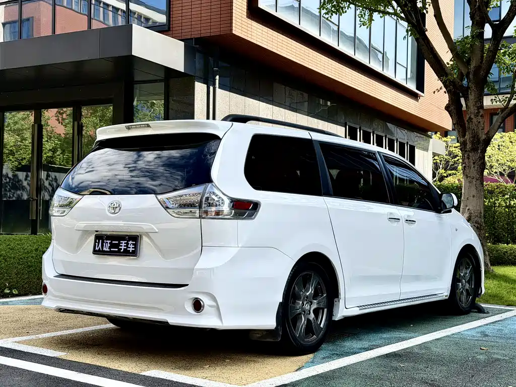 Toyota Sienna 2017 — фото 10