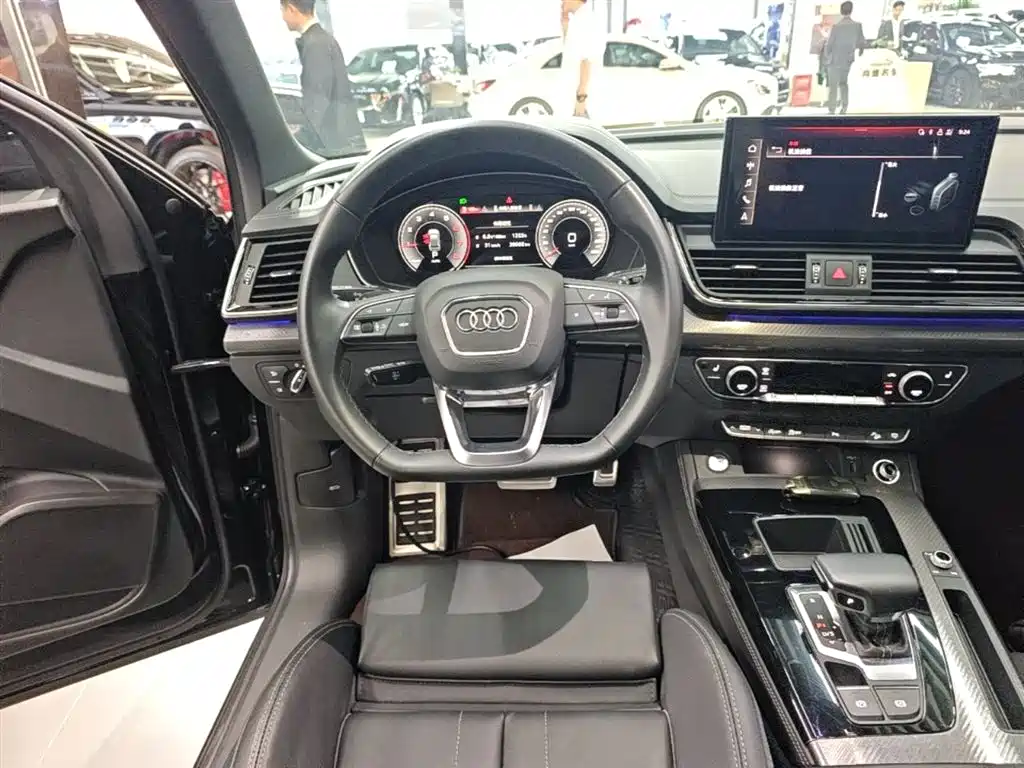Audi Q5L 2023 — фото 11