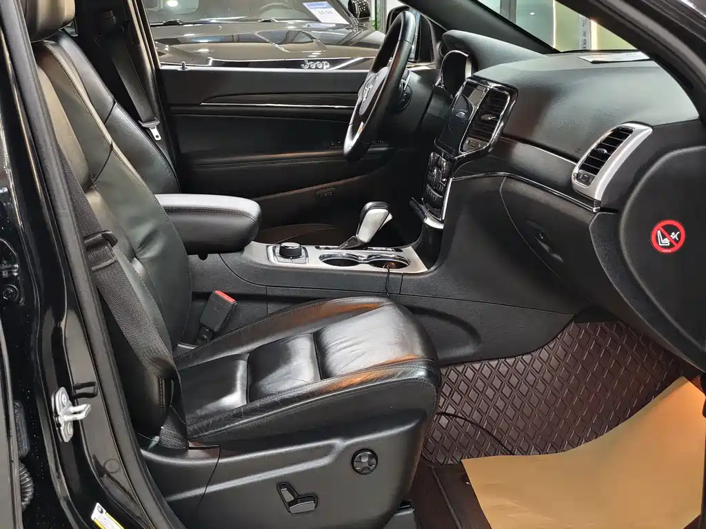 Jeep Grand Cherokee 2021 — фото 11