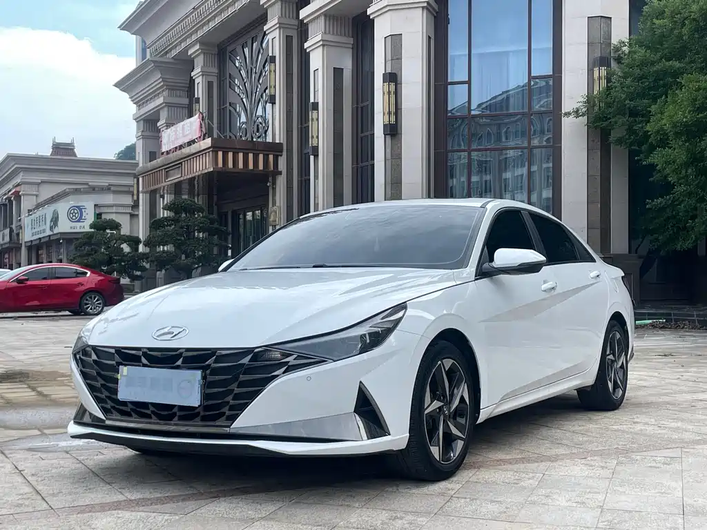 Hyundai Elantra 2022 — фото 1