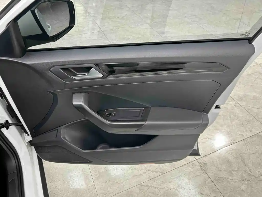 Volkswagen T-Roc 2023 — фото 12