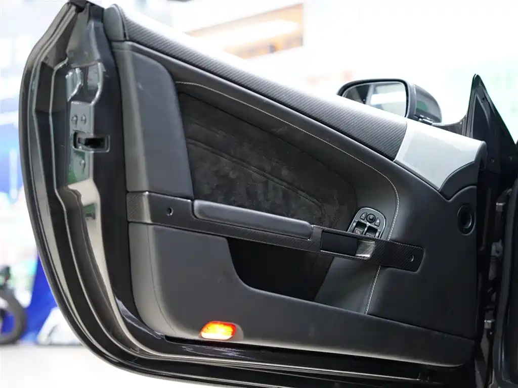 Aston Martin DBS 2010 — фото 28