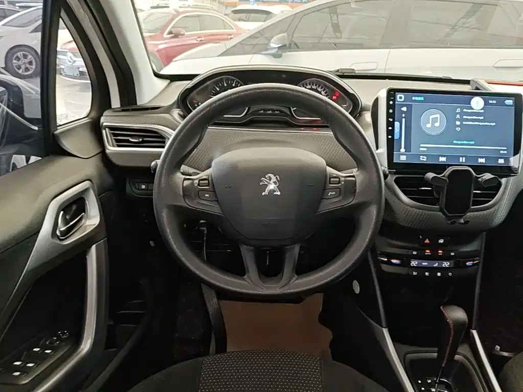 Peugeot 2008 2017 — фото 11