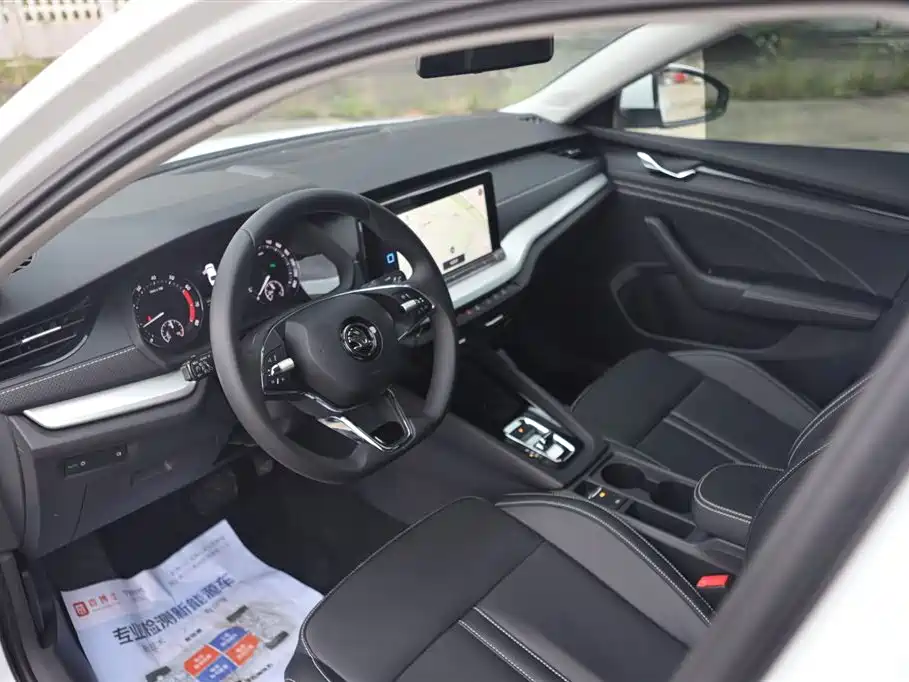 Skoda Octavia 2023 — фото 11