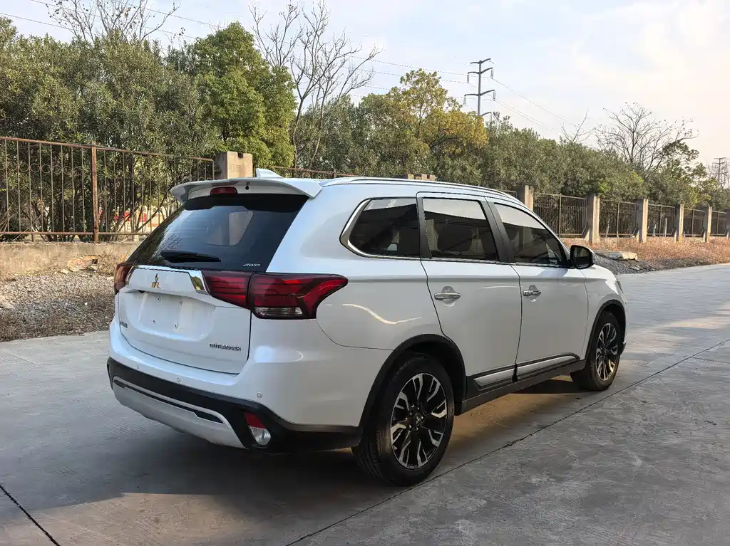 Mitsubishi Outlander 2020 — фото 5