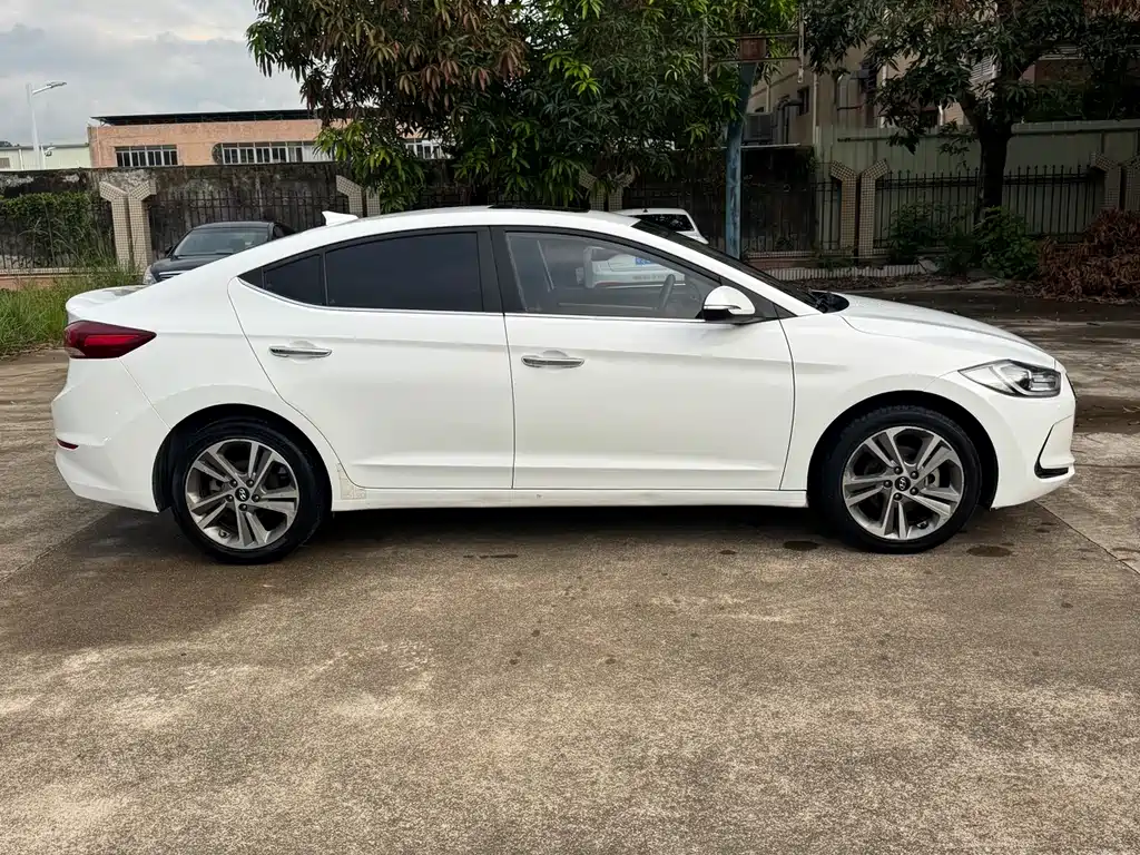 Hyundai Elantra 2018 — фото 4