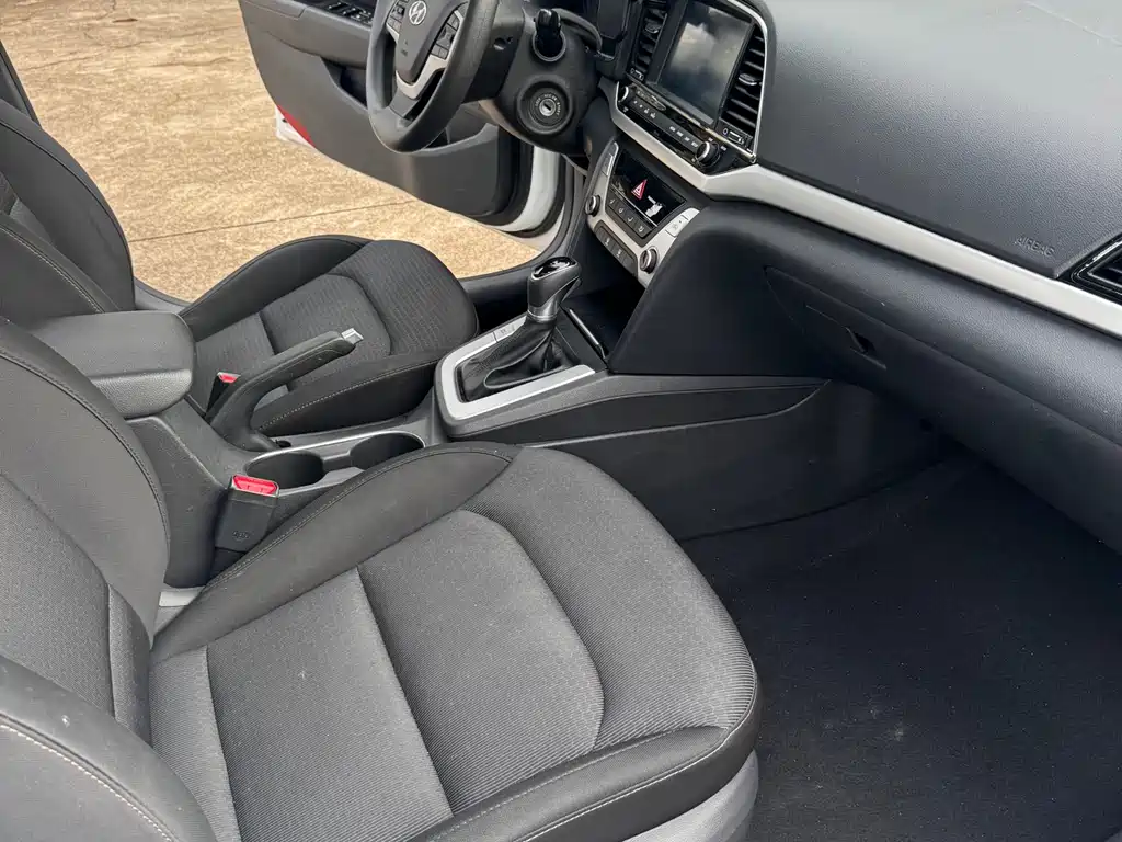 Hyundai Elantra 2018 — фото 9