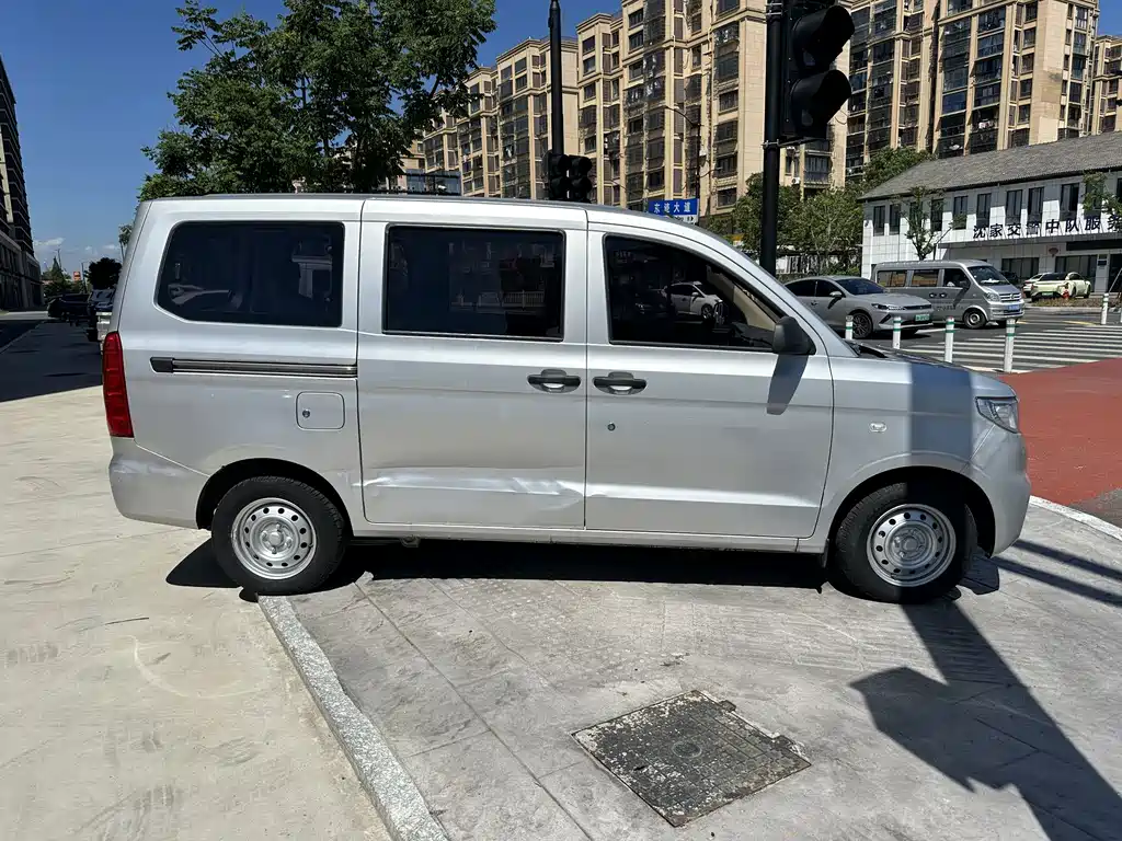 Wuling Hongguang V 2022 — фото 3