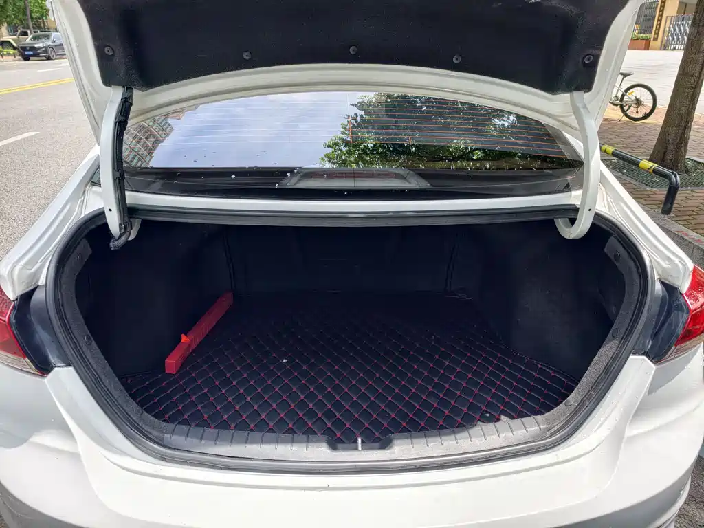 Hyundai Elantra 2019 — фото 9