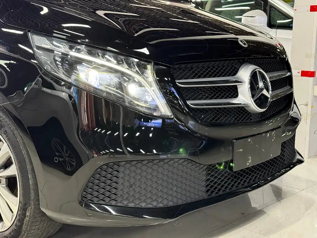 Mercedes-Benz V-Class 2023 — фото 11