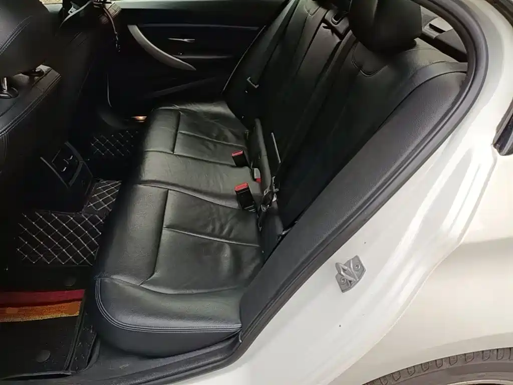 BMW 3 Series 2018 — фото 17