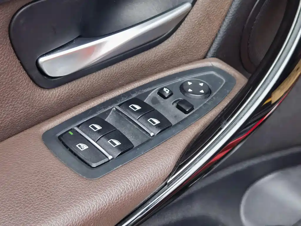 BMW 3 Series 2018 — фото 10