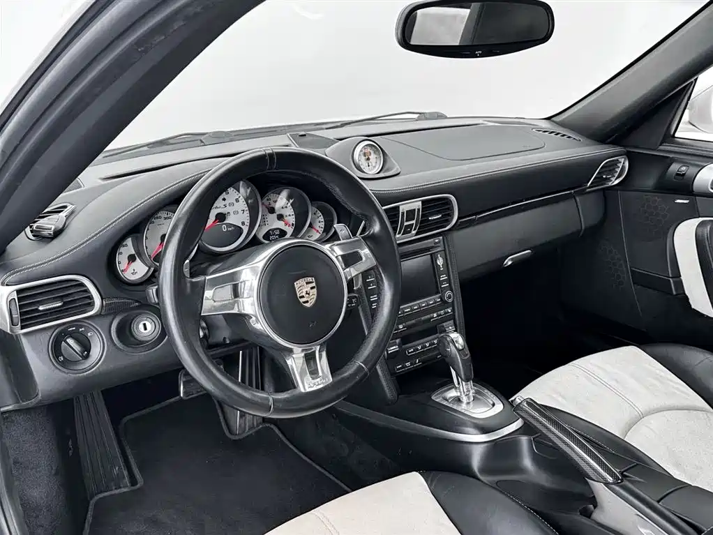 Porsche 911 2010 — фото 10