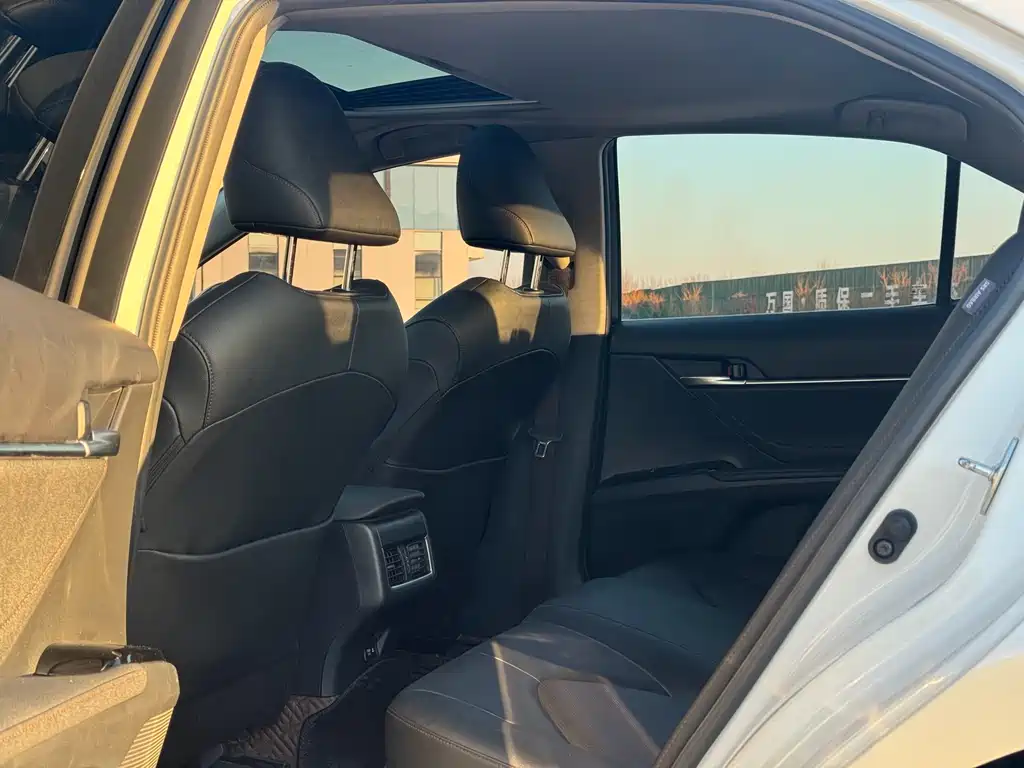 Toyota Camry 2021 — фото 18