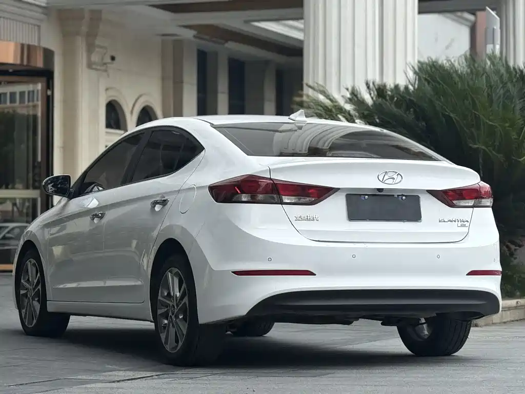 Hyundai Elantra 2017 — фото 10