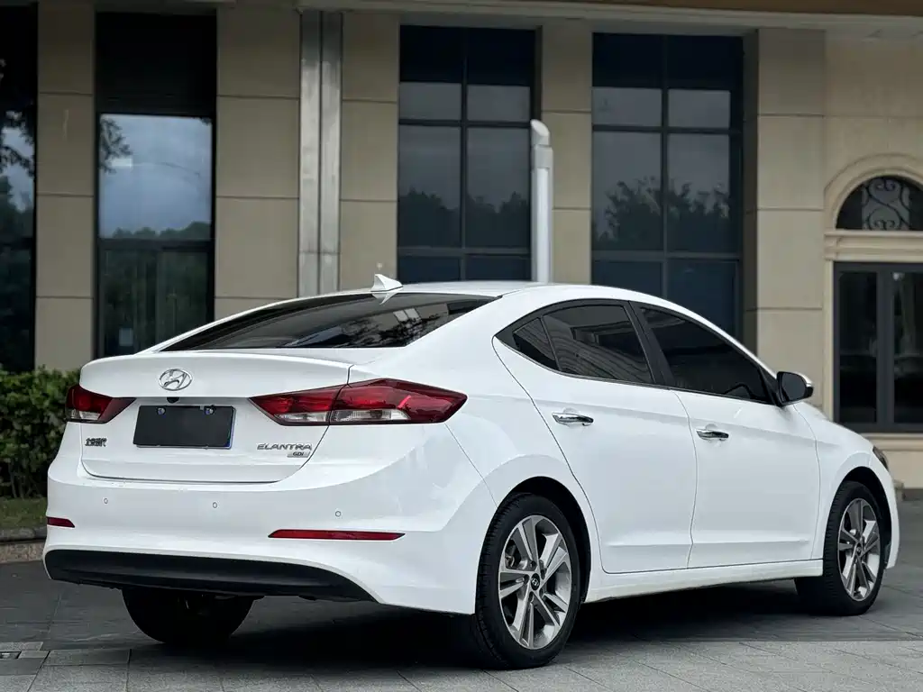 Hyundai Elantra 2017 — фото 12