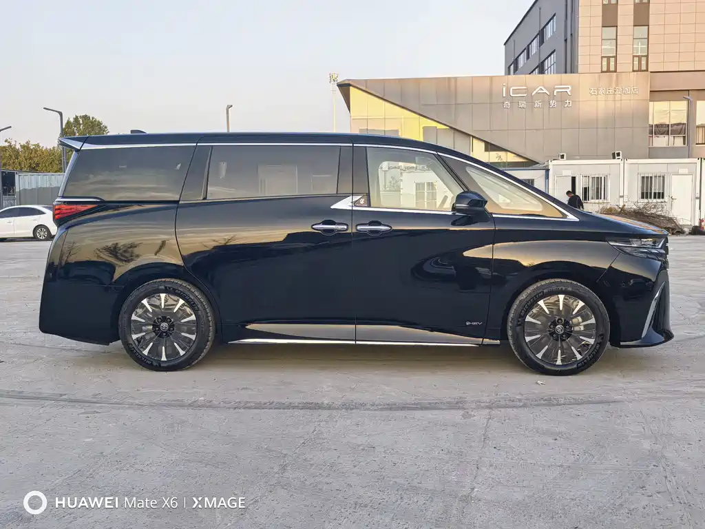 Toyota Alphard — фото 4
