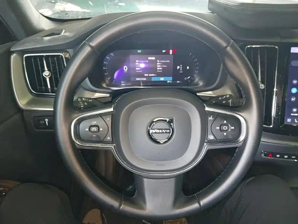 Volvo XC60 2022 — фото 11