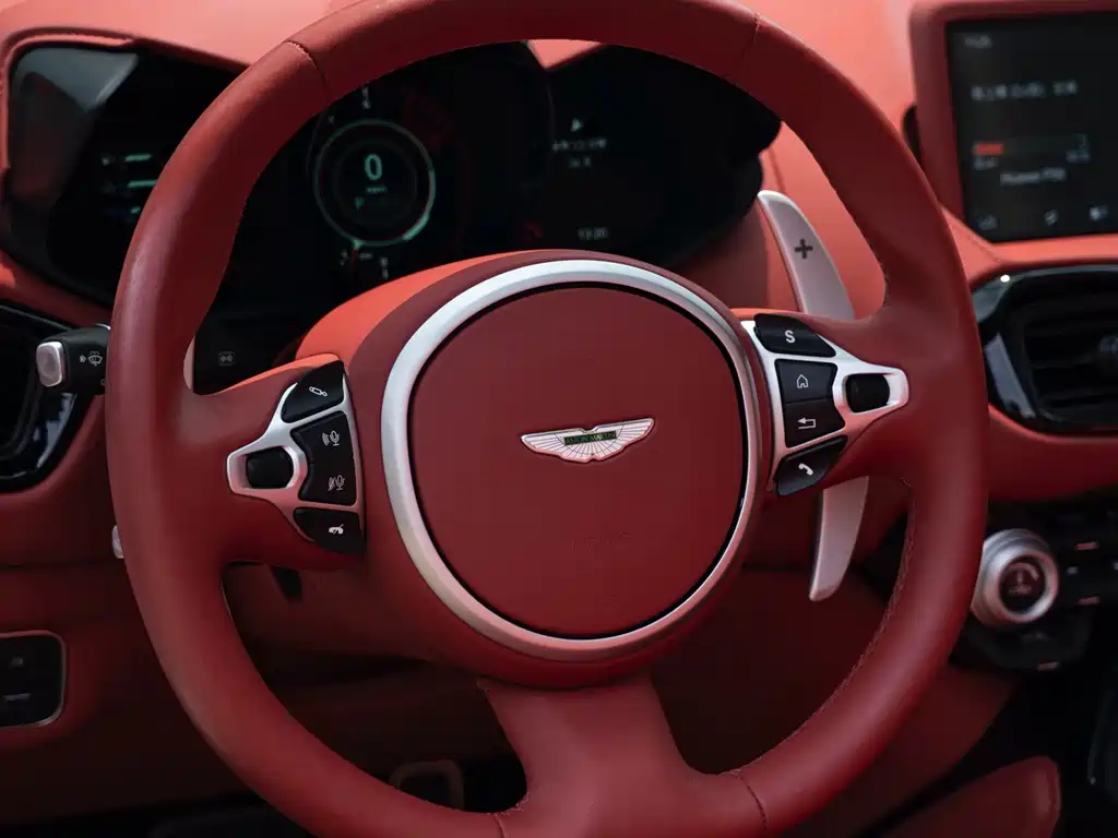 Aston Martin V8 Vantage 2022 — фото 12