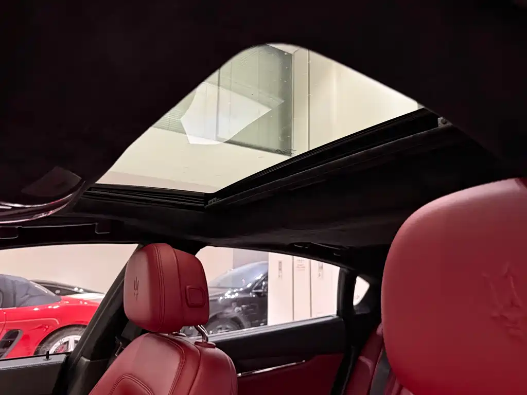 Maserati Quattroporte 2019 — фото 10