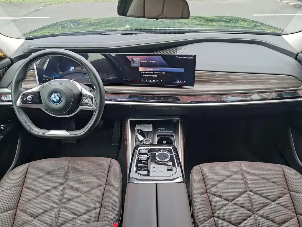 BMW i7 2025 — фото 9