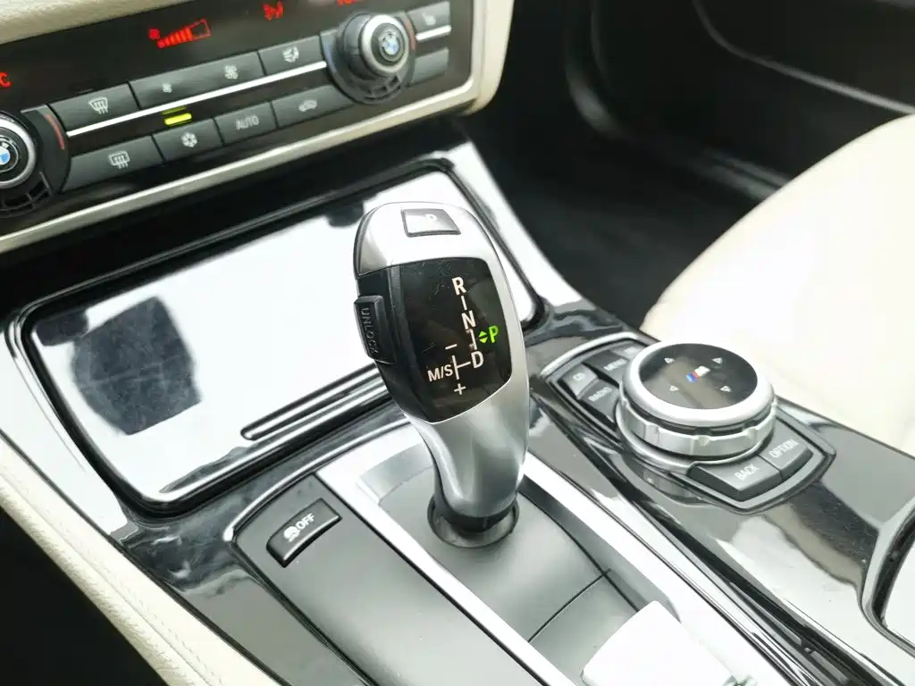 BMW 5 Series 2011 — фото 13