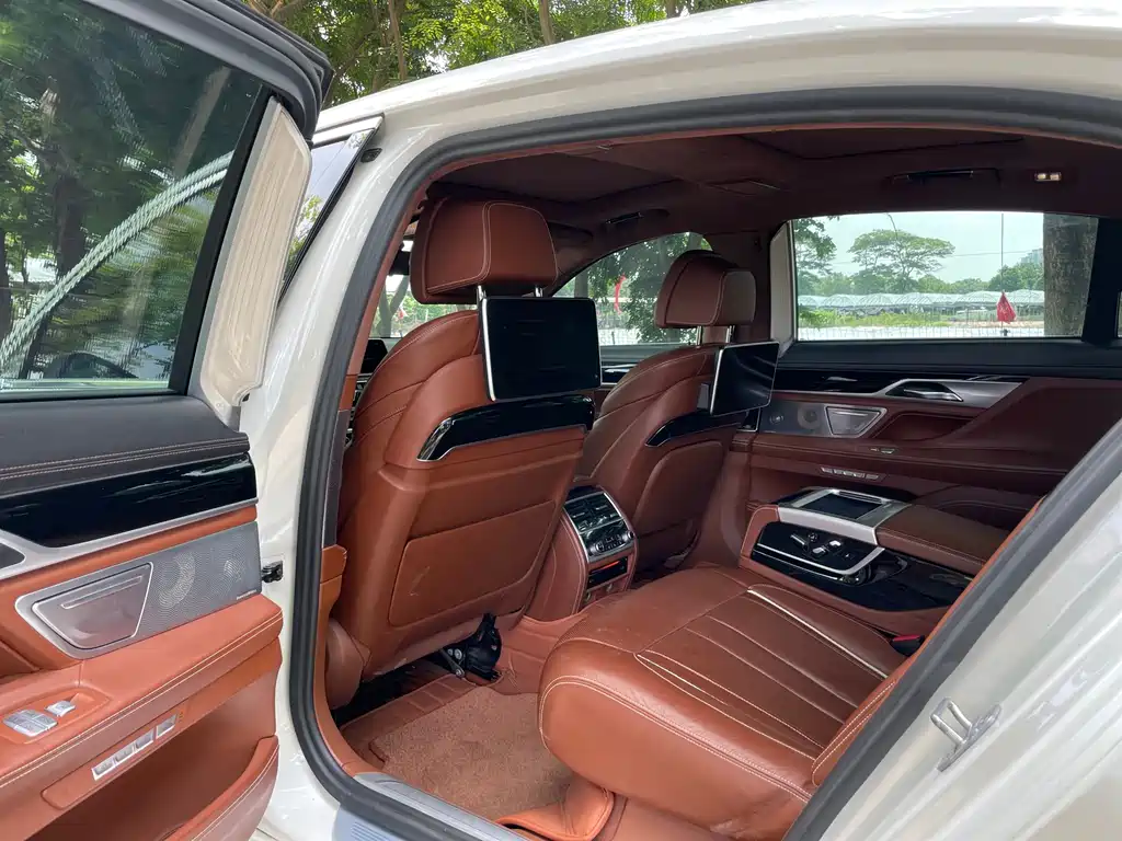 BMW 7 Series 2018 — фото 14