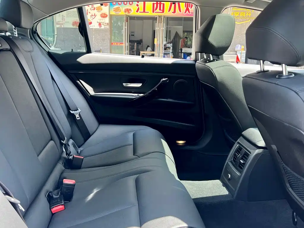 BMW 3 Series 2017 — фото 10