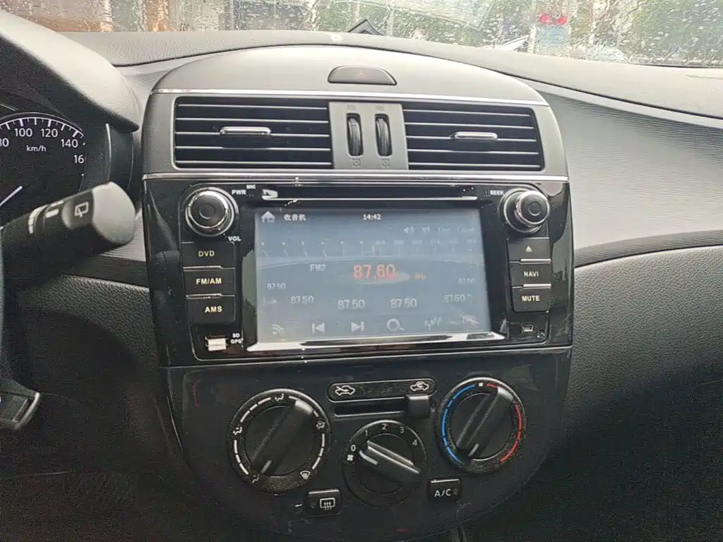 Nissan Tiida 2015 — фото 13