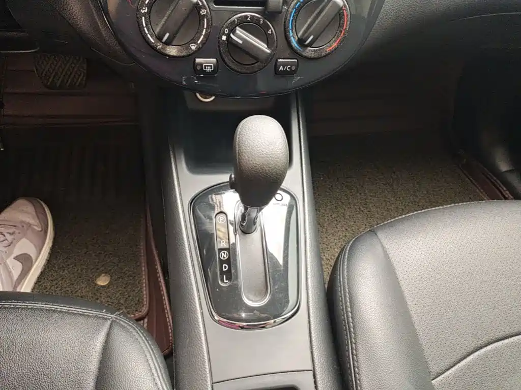 Nissan Tiida 2015 — фото 14
