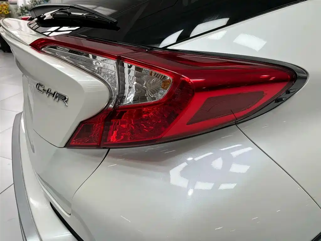 Toyota C-HR 2019 — фото 15