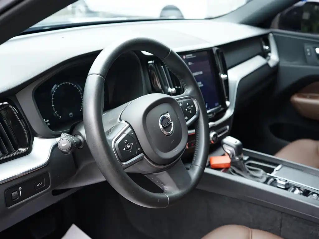 Volvo XC60 2021 — фото 12