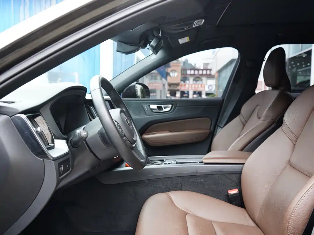 Volvo XC60 2021 — фото 4