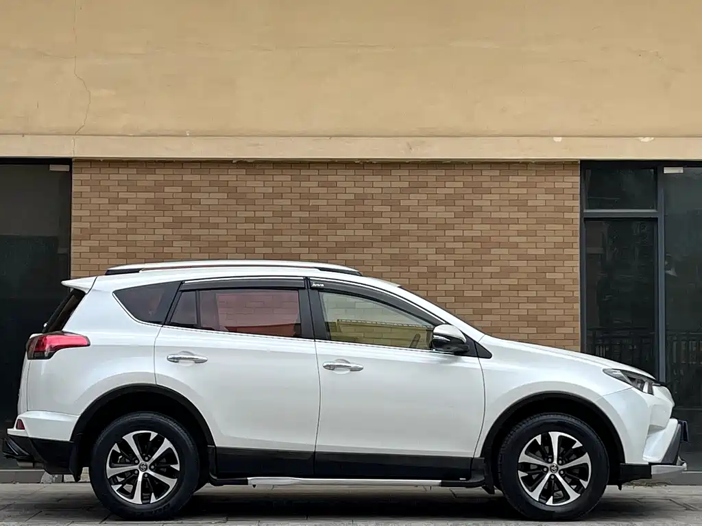 Toyota RAV4 2017 — фото 8