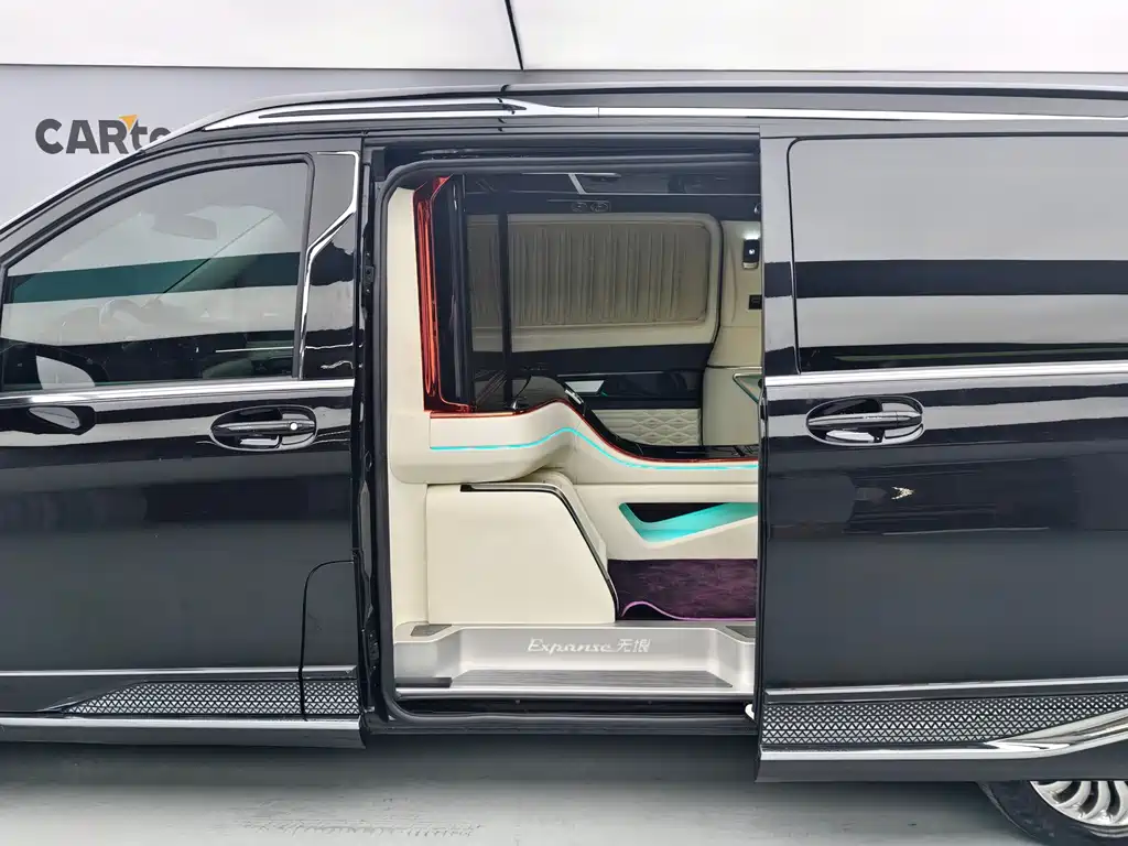 Mercedes-Benz V-Class 2023 — фото 13