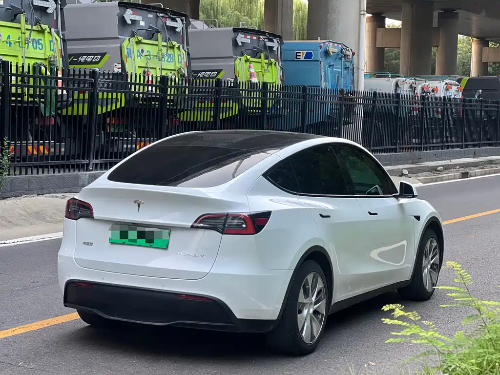 Tesla Model Y 2023 — фото 16