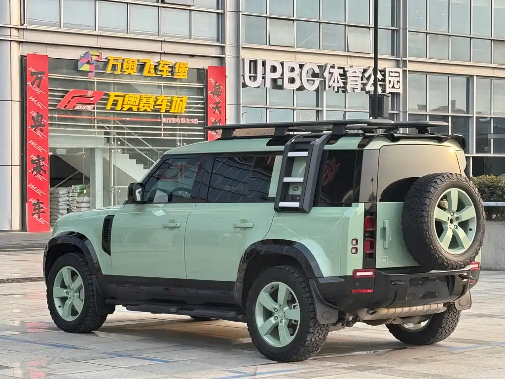 Land Rover Defender 2023 — фото 23