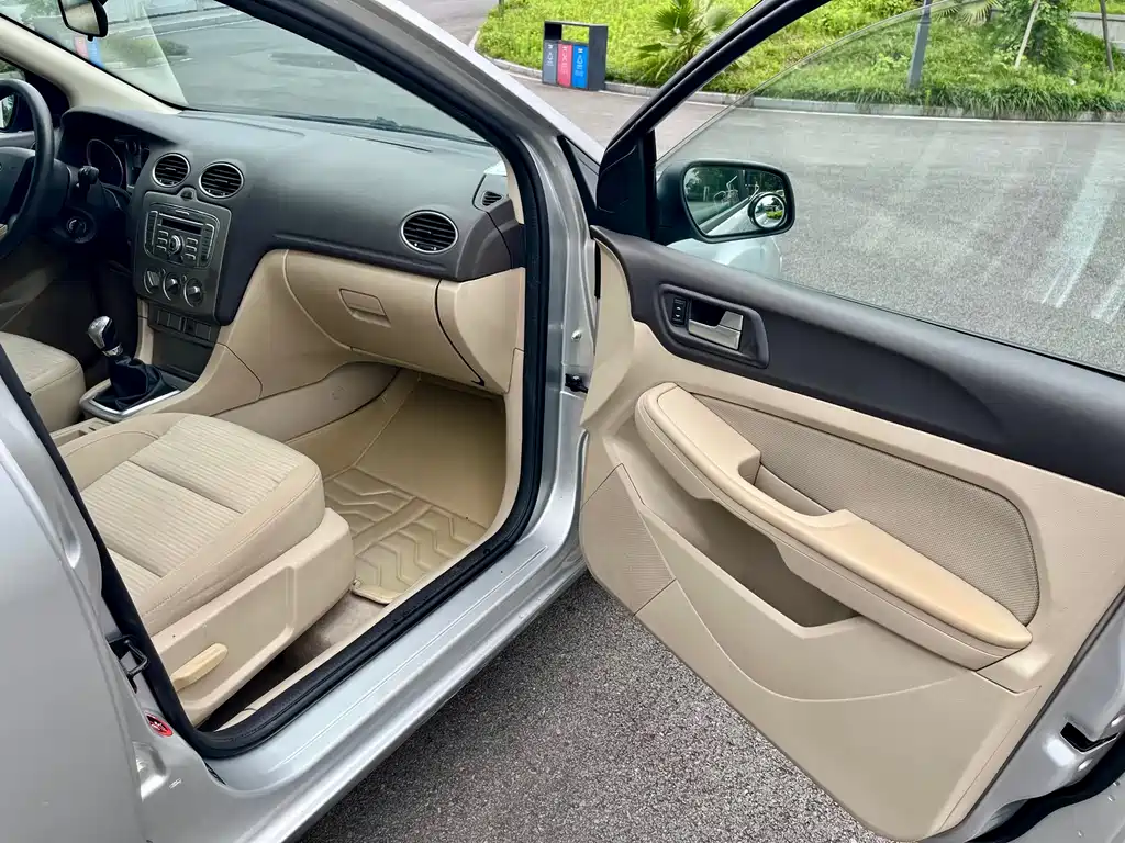 Ford Focus 2014 — фото 22