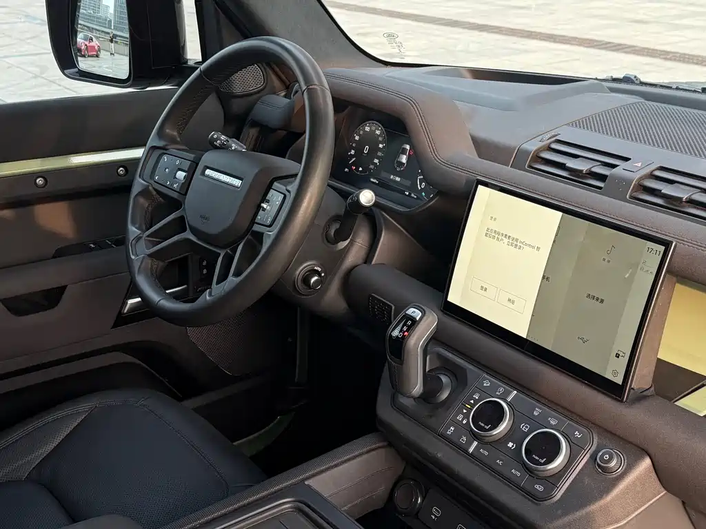 Land Rover Defender 2023 — фото 12