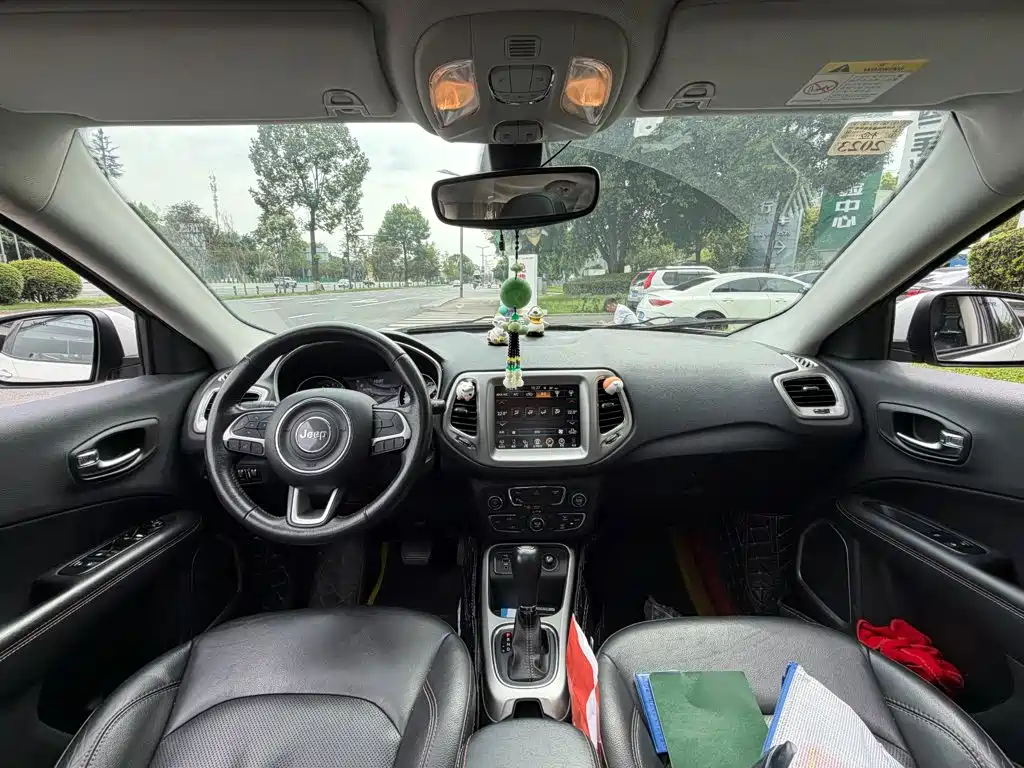 Jeep Compass 2017 — фото 13