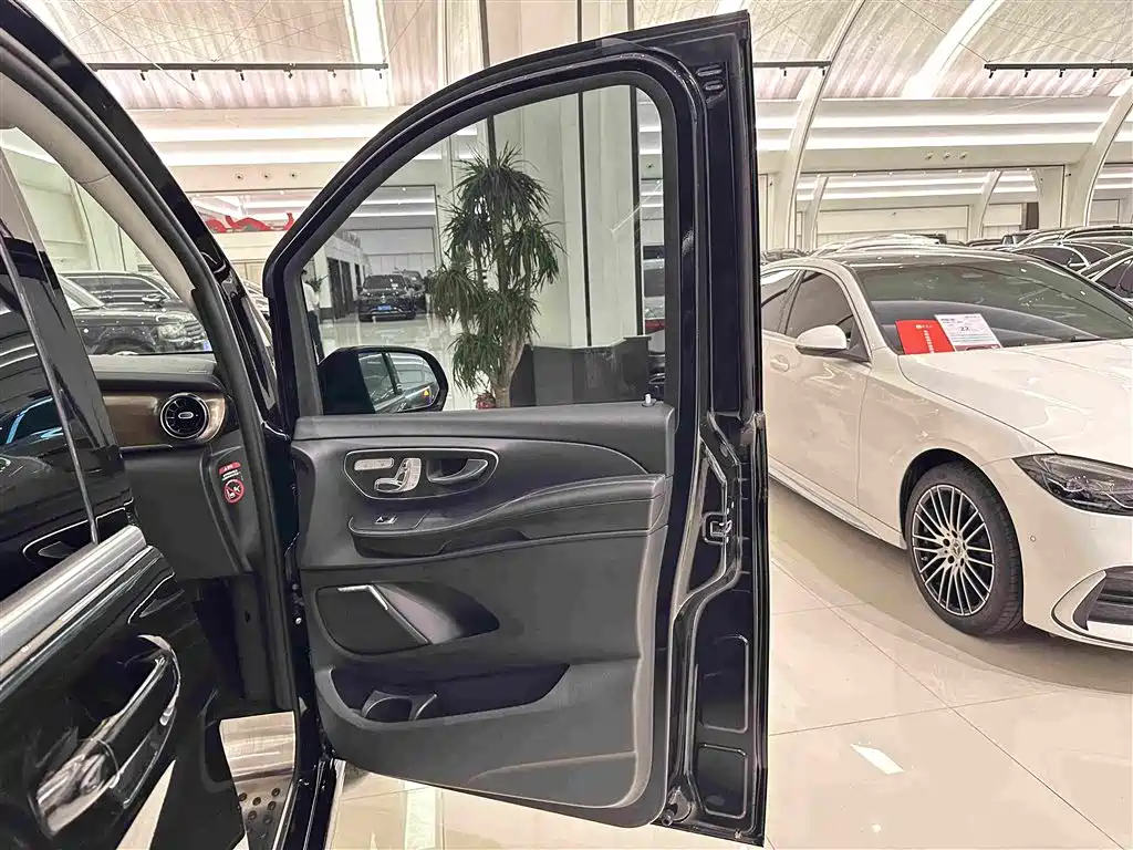 Mercedes-Benz V-Class 2021 — фото 28