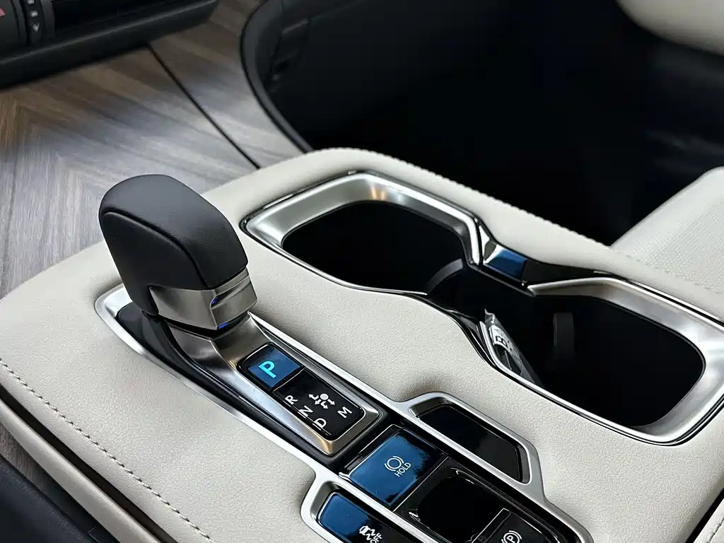 Lexus LM — фото 10