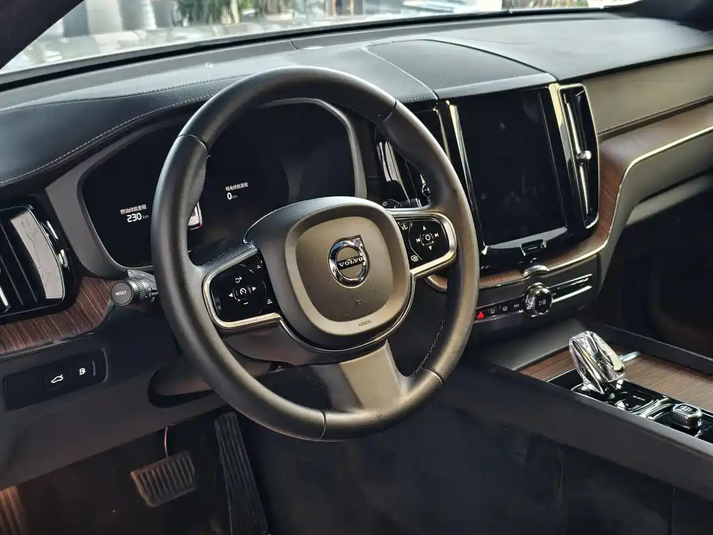 Volvo XC60 Plug-In Hybrid 2024 — фото 8