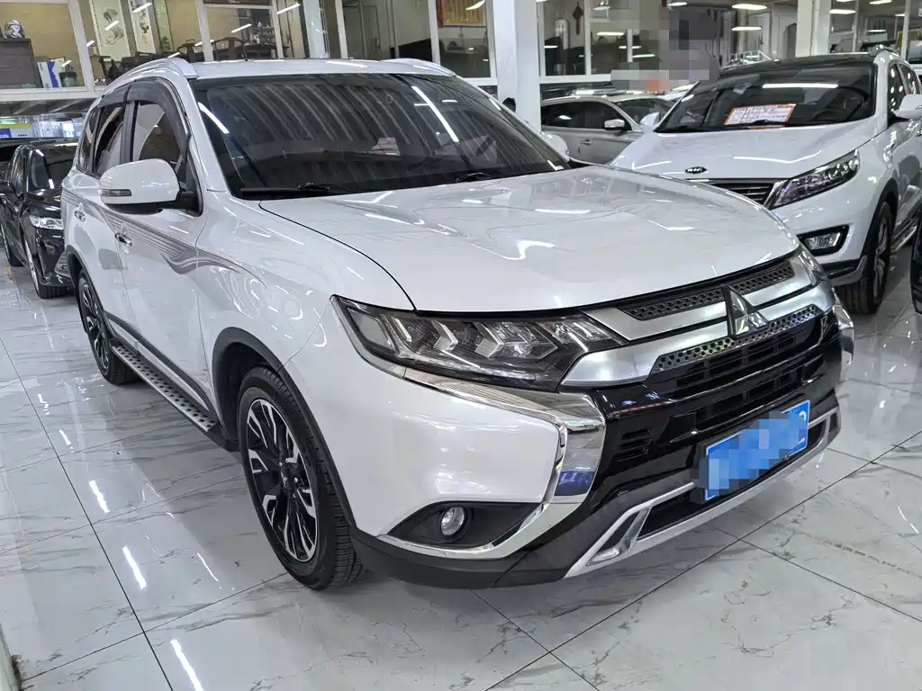 Mitsubishi Outlander 2020 — фото 3