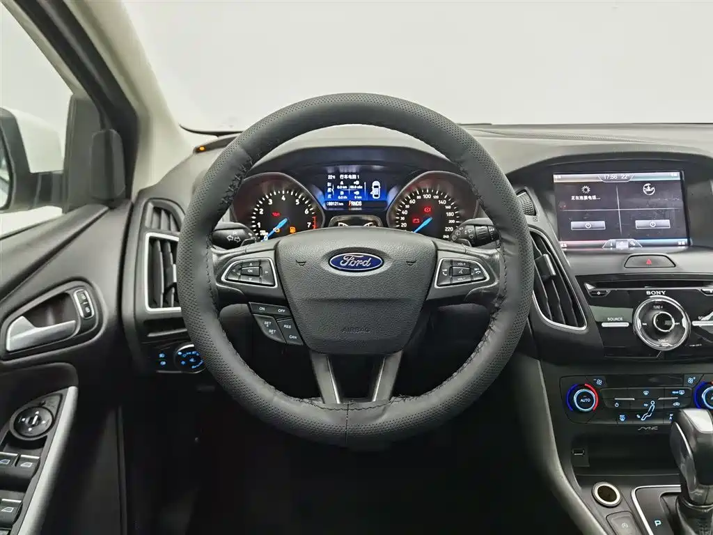 Ford Focus 2015 — фото 11