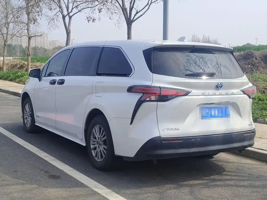 Toyota Sienna 2023 — фото 14
